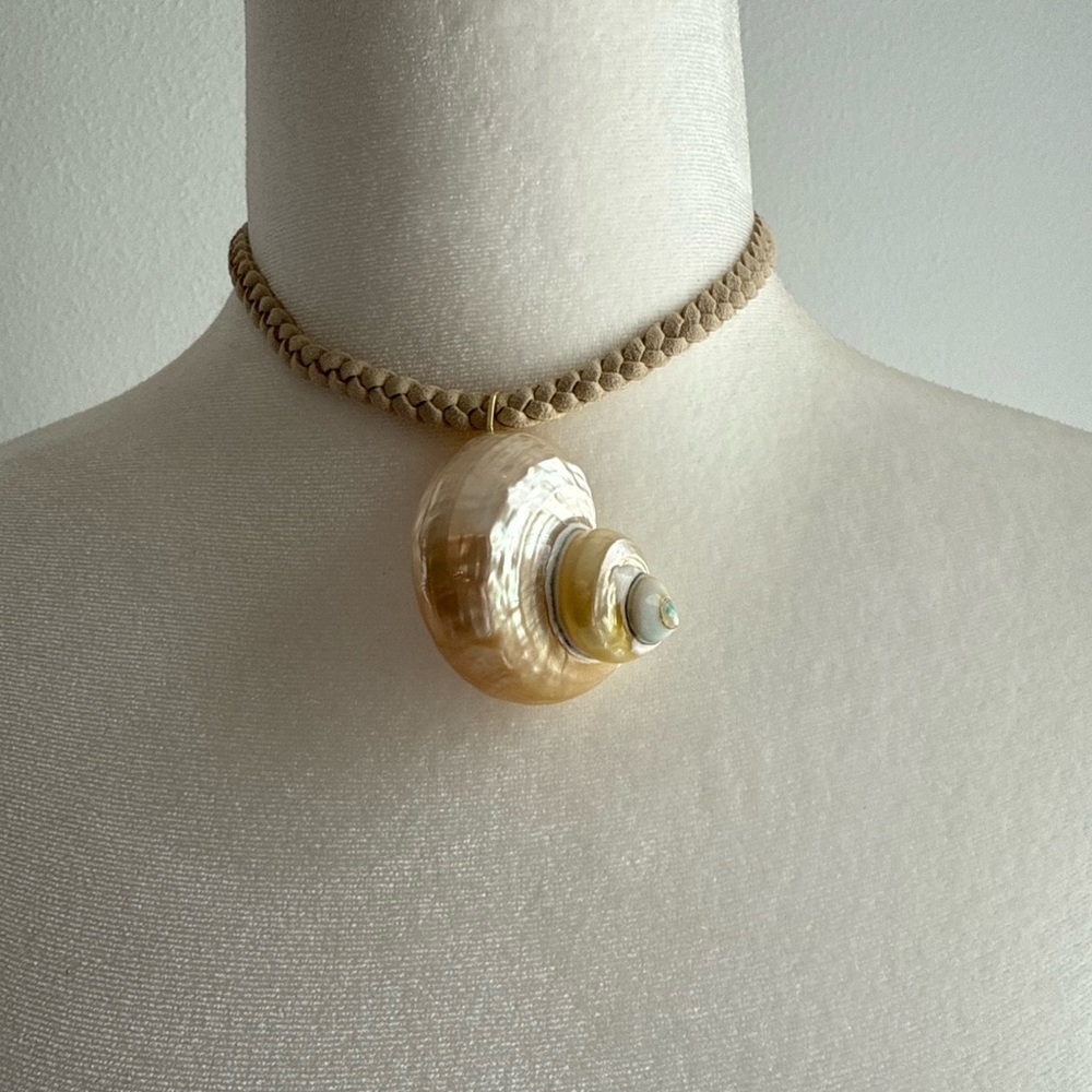 FREE PEOPLE x SERAFINA, SARA - Shell Choker in Neutral Ivory - Picture 3 of 11